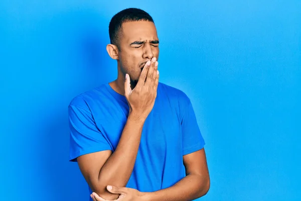 Ung Afrikansk Amerikan Man Bär Casual Blå Shirt Uttråkad Gäspande — Stockfoto