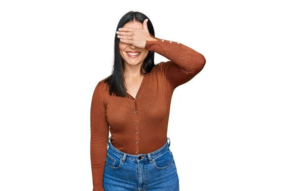 Ung Latinamerikansk Kvinna Klädd Avslappnade Kläder Leende Och Skrattar Med — Stockfoto
