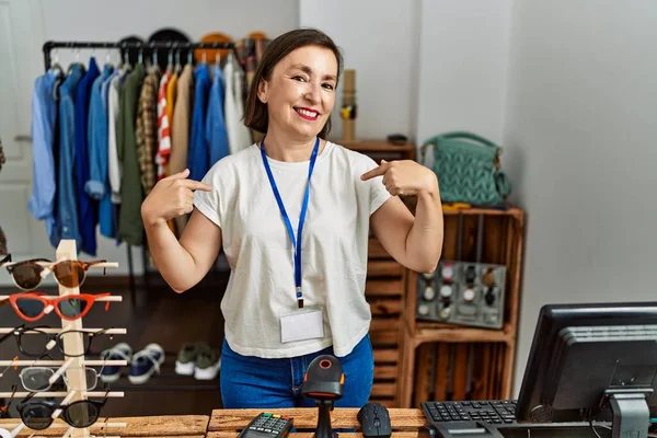 Gyönyörű Középkorú Spanyol Dolgozik Menedzserként Kiskereskedelmi Butikban Magabiztosan Néz Mosollyal — Stock Fotó