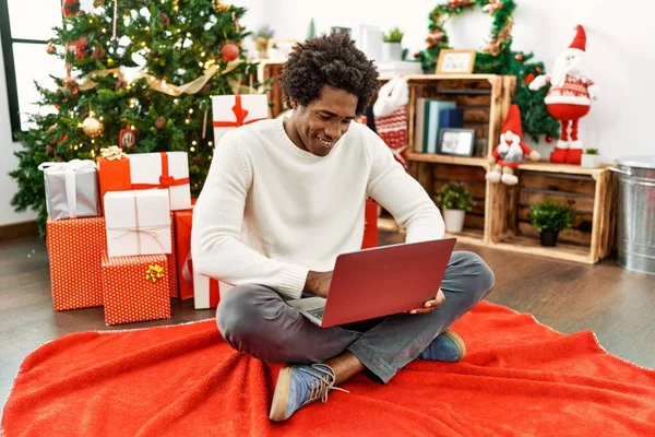 Joven Afroamericano Hombre Usando Portátil Sentado Suelo Por Árbol Navidad — Foto de Stock