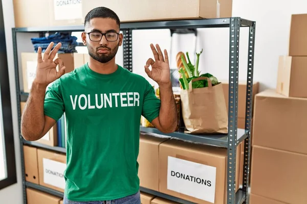 Genç Hintli Gönüllü Bağış Kutusunu Tutuyor Gözleri Kapalı Gülümsüyor Parmaklarıyla — Stok fotoğraf