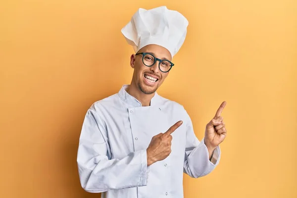 Φαλακρός Άντρας Μούσι Φορώντας Επαγγελματική Στολή Μάγειρα Χαμογελώντας Και Κοιτάζοντας — Φωτογραφία Αρχείου