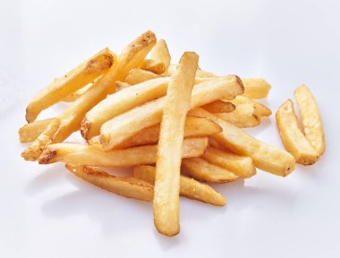  Beyaz arka planda izole edilmiş patates kızartması.