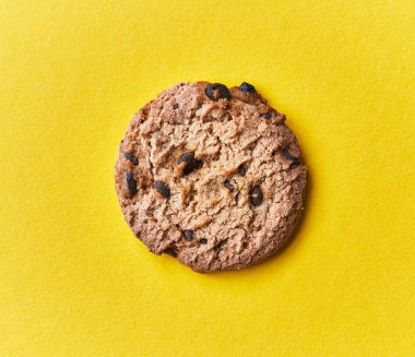  Sarı arka planda lezzetli çikolatalı kurabiye.