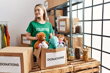 Gönüllü olarak hayır kurumunda çalışan Çinli bir kadın.