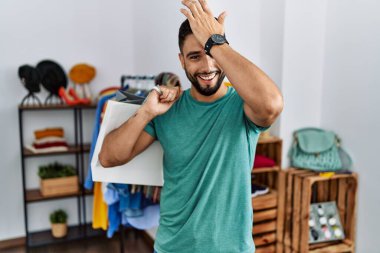 Perakende mağazasında sakallı, alışveriş torbası tutan yakışıklı genç bir adam. Hatayla el ele tutuşup şaşırdı. Hatayı hatırla. Unuttum, kötü hafıza kavramı. 