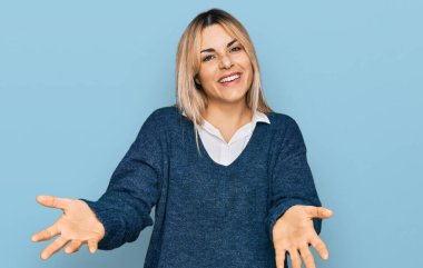 Gündelik kıyafetler giyen, neşeli gülümseyerek yardım eli uzatan ve kabul gören beyaz bir kadın.. 