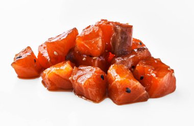  Beyaz arka planda izole edilmiş taze somon balıkları.