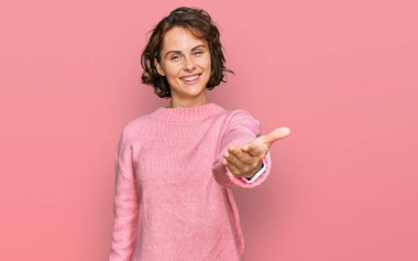 Gündelik kıyafetler giyen, neşeli gülümseyen, yardım eli uzatan ve kabul gören genç İspanyol kadın.. 