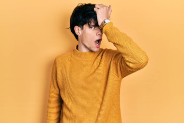 Yakışıklı hippi genç adam gündelik sarı süveter giyiyor. Yanlışlıkla kafa kafaya şaşırmış. Hatayı hatırla. Unuttum, kötü hafıza kavramı. 