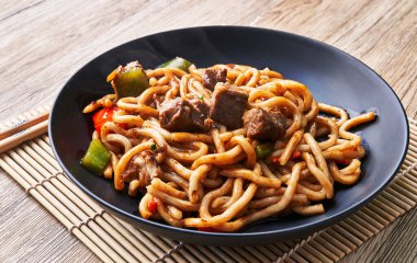  Ahşap yüzeyde bir tabak erişte.