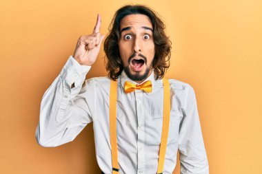 Genç, İspanyol asıllı, şık giyinen, hippi görünümlü, başarılı bir fikri işaret eden adam. Heyecanlı ve mutlu. Bir numara.. 