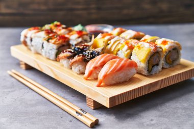  Beton yüzeyde ahşap bir suşi tahtası.