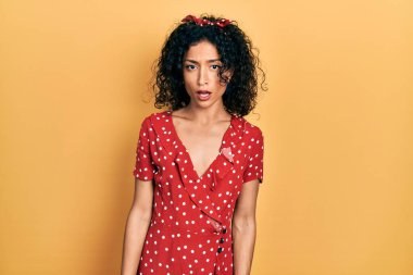 Şok suratlı genç Latin kız, şüpheci ve alaycı görünüyor, ağzı açık kalınca şaşırıyor. 