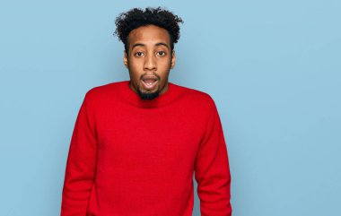Sakallı, kışlık süveter giyen Afro-Amerikalı genç adam şaşkınlık ve şaşkınlık dolu bir ifade, korku ve heyecanlı bir yüz ifadesiyle şok oldu.. 