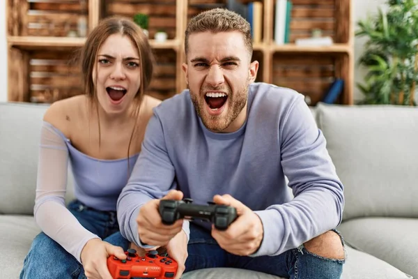 Jovem Casal Caucasiano Gritando Jogando Videogame Casa — Fotografia de Stock