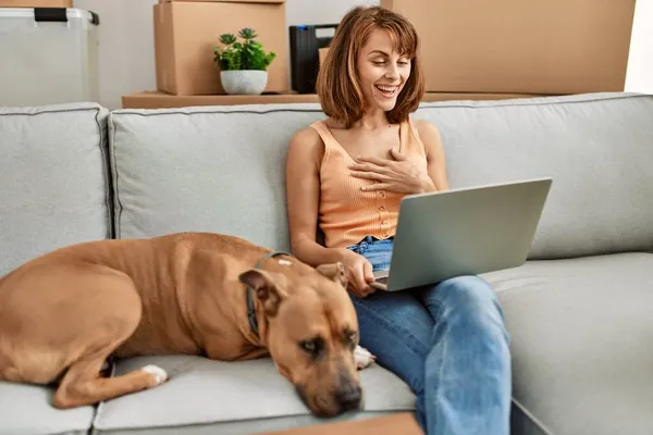 Jovem Caucasiana Tendo Videochamada Sentada Sofá Com Cão Casa — Fotografia de Stock