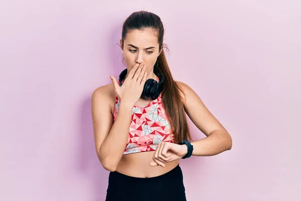 Jeune Adolescente Brune Portant Des Vêtements Gym Utilisant Des Écouteurs — Photo