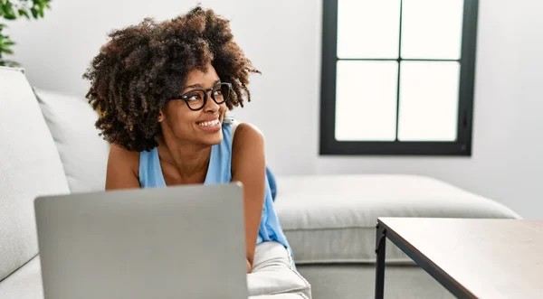 Jovem Afro Americana Sorrindo Confiante Usando Laptop Casa — Fotografia de Stock