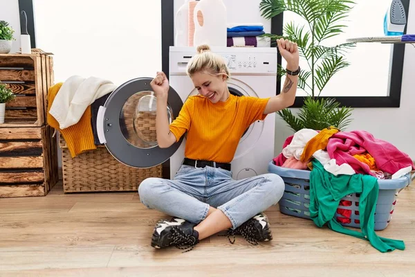 Jonge Blonde Vrouw Doen Wasgoed Zitten Door Wasmachine Dansen Gelukkig — Stockfoto