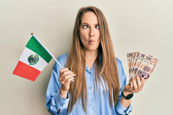 Jovem Loira Segurando Bandeira Mexicana Pesos Mexicanos Notas Fazendo Cara — Fotografia de Stock