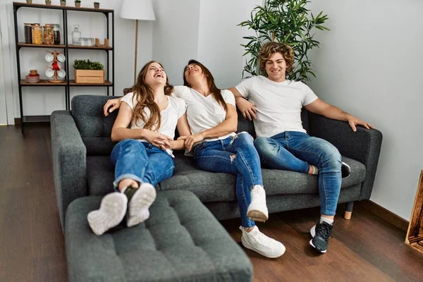 Mãe Casal Sorrindo Confiante Abraçando Uns Aos Outros Casa — Fotografia de Stock