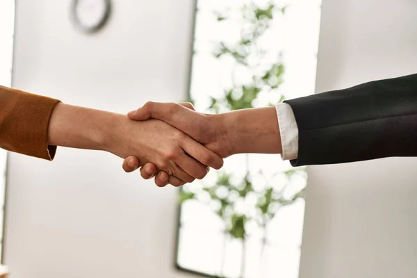 Dos Trabajadores Negocios Estrechando Mano Oficina — Foto de Stock