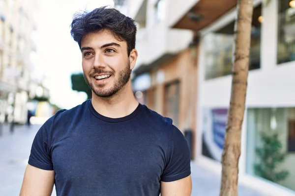 Jovem Hispânico Sorrindo Feliz Cidade — Fotografia de Stock