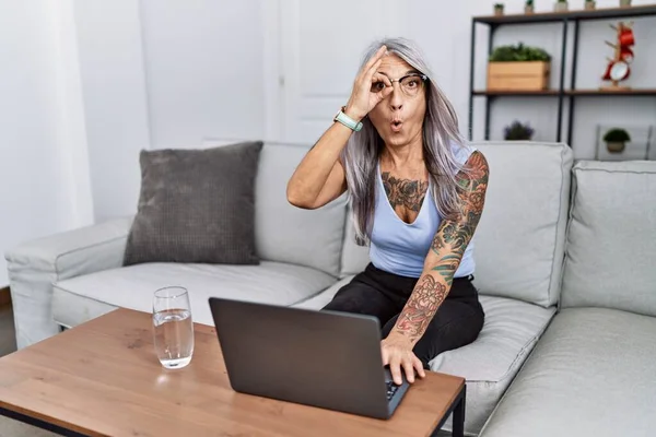 Grauhaarige Frau Mittleren Alters Die Hause Ihren Laptop Benutzt Und — Stockfoto