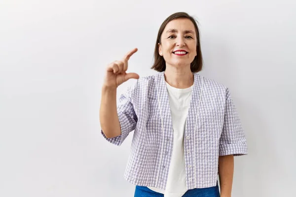 Mooie Middelbare Leeftijd Spaanse Vrouw Die Geïsoleerde Achtergrond Die Een — Stockfoto