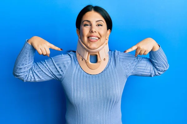 Schöne Brünette Frau Mit Halsband Sieht Selbstbewusst Aus Mit Einem — Stockfoto