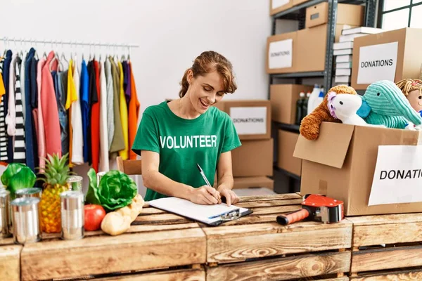 Jovem Mulher Voluntária Caucasiana Sorrindo Feliz Trabalhando Centro Caridade — Fotografia de Stock