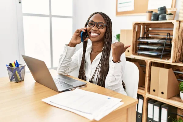 Mulher Negra Com Tranças Trabalhando Escritório Falando Telefone Apontando Para — Fotografia de Stock