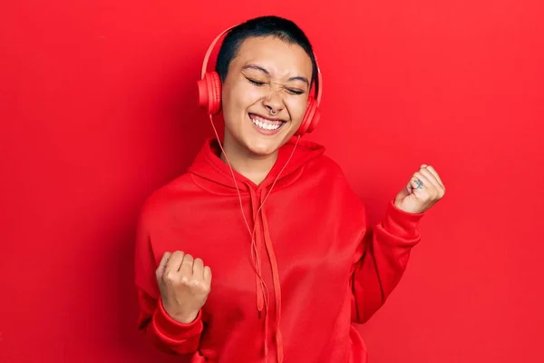 Bella Donna Ispanica Con Capelli Corti Che Ascolta Musica Usando — Foto Stock