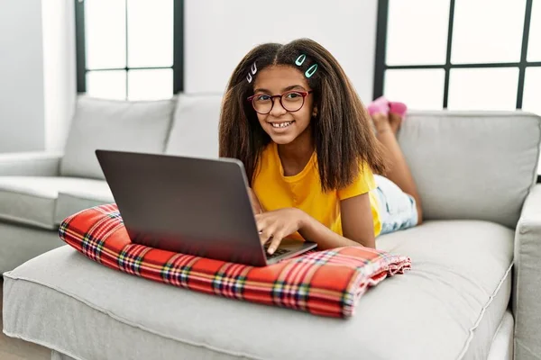 Afro Amerikalı Kız Evde Dizüstü Bilgisayar Kullanarak Gülümsüyor — Stok fotoğraf