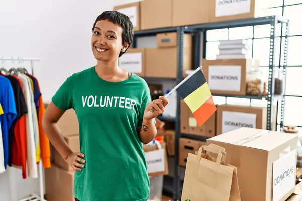 Giovane Donna Ispanica Che Indossa Uniforme Volontaria Con Bandiera Belgium — Foto Stock