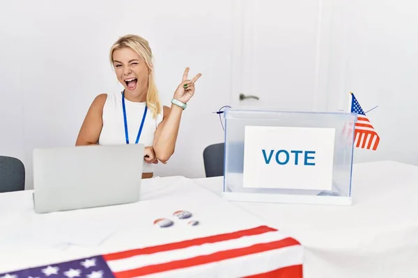 Jovem Caucasiana América Eleição Campanha Política Sorrindo Com Rosto Feliz — Fotografia de Stock