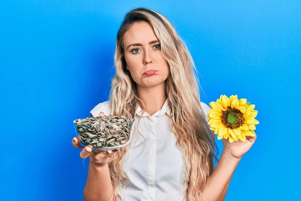 Linda Jovem Loira Segurando Sementes Girassol Uma Flor Deprimida Preocupar — Fotografia de Stock