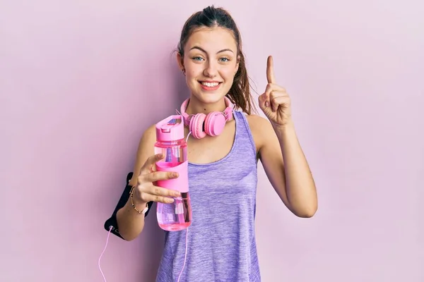 Young Brunette Woman Wearing Sportswear Drinking Bottle Water Smiling Idea — Foto Stock