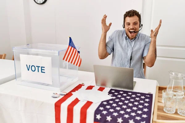 Joven Guapo Que Trabaja Campaña Política Con Asiento Principal Del — Foto de Stock