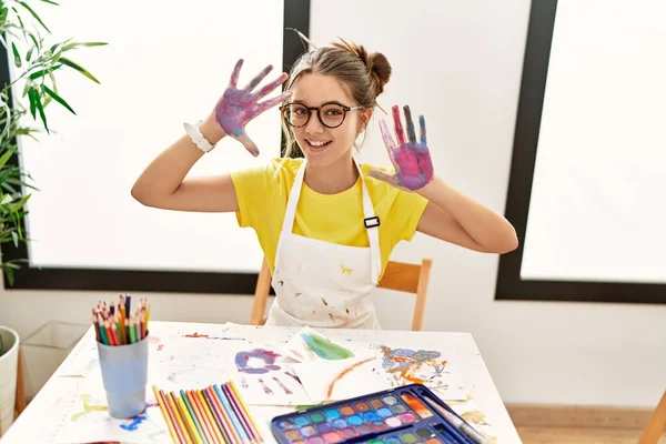 Entzückendes Mädchen Lächelt Selbstbewusst Und Zeigt Bemalte Palmenhände Kunststudio — Stockfoto