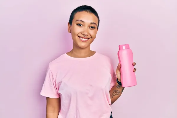 Mulher Hispânica Bonita Com Cabelo Curto Segurando Garrafa Shampoo Olhando — Fotografia de Stock