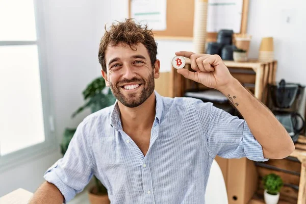 Jovem Empresário Hispânico Sorrindo Feliz Segurando Bitcoin Escritório — Fotografia de Stock
