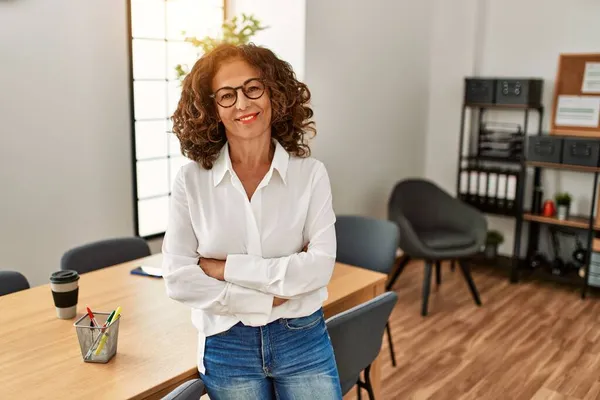 Mujer Hispana Mediana Edad Sonriendo Confiada Con Los Brazos Cruzados —  Fotos de Stock