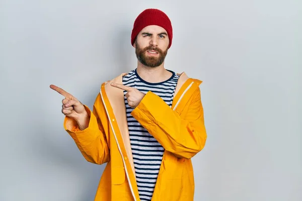 Homem Caucasiano Com Barba Vestindo Capa Chuva Amarela Apontando Para — Fotografia de Stock