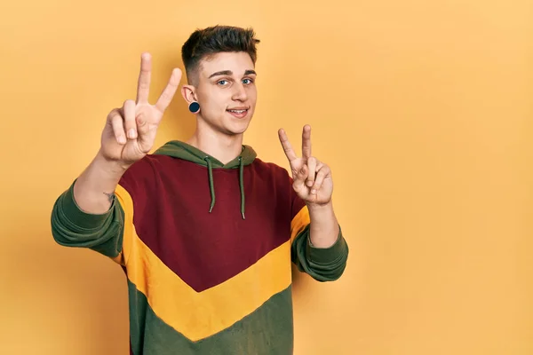 Ung Kaukasisk Pojke Med Öron Utvidgning Bär Casual Sweatshirt Leende — Stockfoto