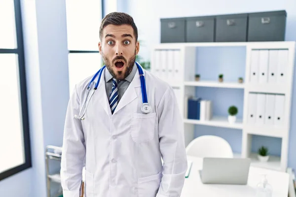 Handsome Hispanic Man Wearing Doctor Uniform Stethoscope Medical Clinic Scared — 图库照片