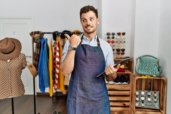 Jovem Bonito Trabalhando Como Gerente Boutique Varejo Sorrindo Com Rosto — Fotografia de Stock