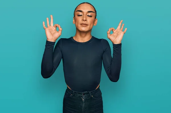 Pria Transgender Hispanik Mengenakan Make Dan Rambut Panjang Mengenakan Pakaian — Stok Foto