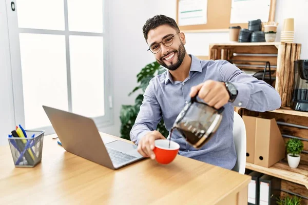 Νεαρός Άραβας Χαμογελά Σίγουρος Πίνοντας Καφέ Δουλεύοντας Στο Γραφείο — Φωτογραφία Αρχείου